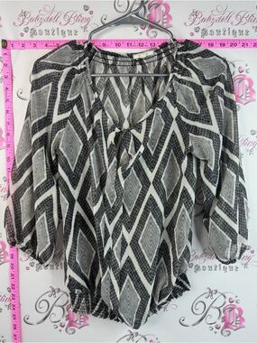 Pleione blouse flowy animal snake print Black & White Geometric Tie-Neck Blouse